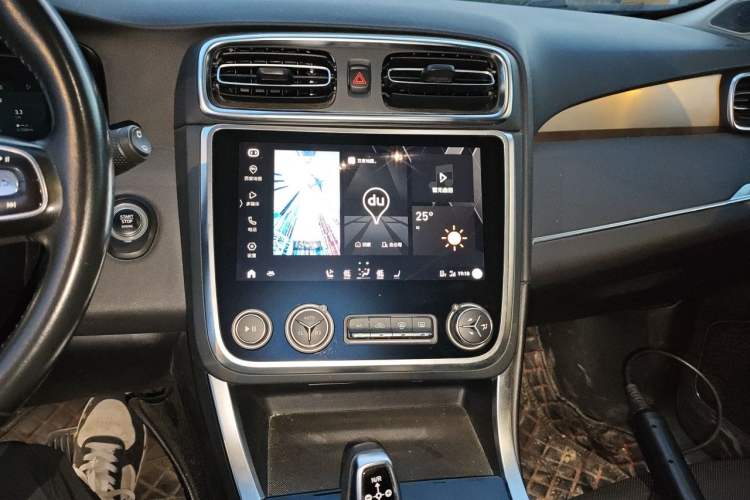 Used Lynk & Co 01 2019 2.0T Two-Wheel-Drive Pro Version China VI Standard Audio And AC Panel