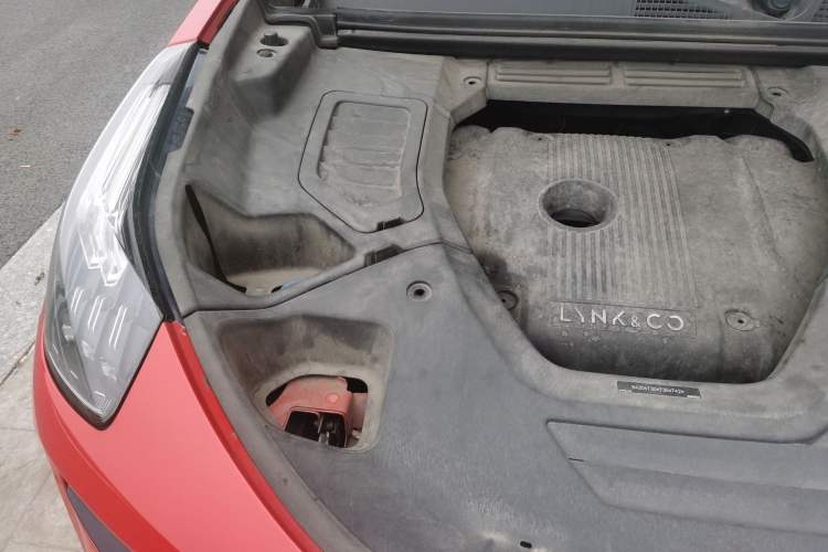 Used Lynk & Co 01 2019 2.0T Four-Wheel Drive Genie Pro Version China V Emission Standard Engine Bay Right