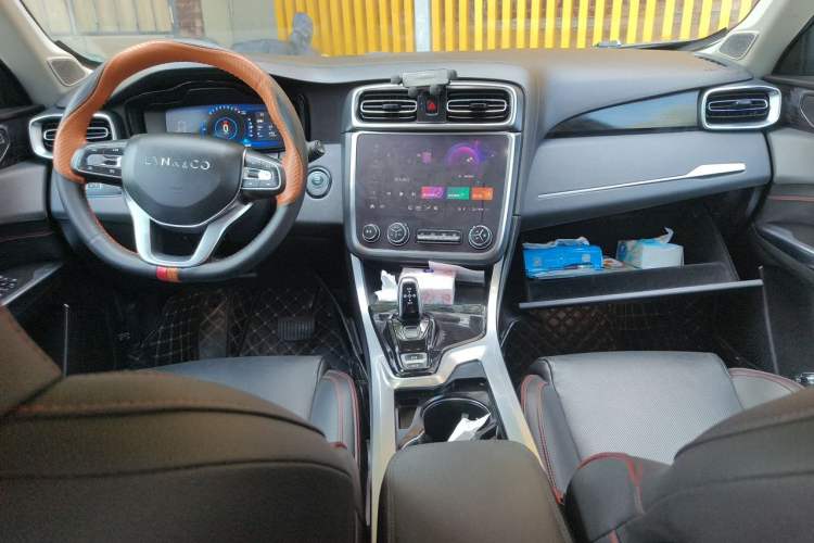Used Lynk & Co 01 2019 2.0T Two-Wheel-Drive Pro Version China VI Standard Center Console