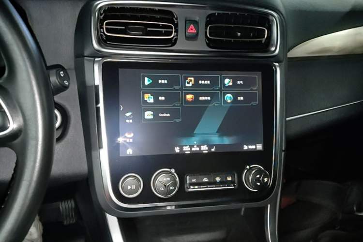 Used Lynk & Co 01 2019 2.0T Two-Wheel-Drive Pro Version China VI Standard Audio And AC Panel