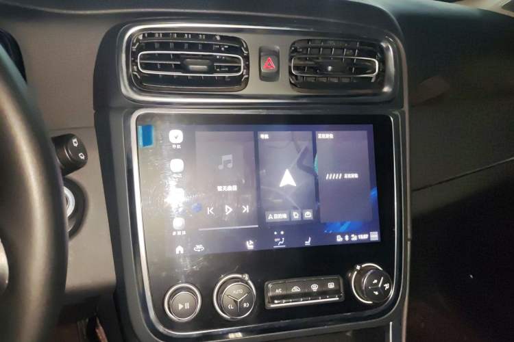 Used Lynk & Co 01 2019 2.0T Two-Wheel-Drive Pro Version China VI Standard Audio And AC Panel