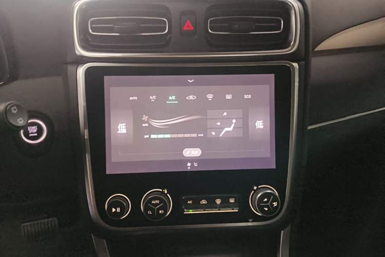 Used Lynk & Co 01 2019 2.0T Two-Wheel-Drive Pro Version China VI Standard Audio And AC Panel