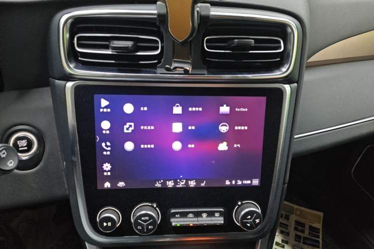 Used Lynk & Co 01 2019 2.0T Two-Wheel-Drive Pro Version China VI Standard Audio And AC Panel