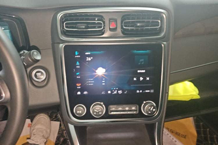 Used Lynk & Co 01 2019 2.0T Two-Wheel-Drive Pro Version China VI Standard Audio And AC Panel