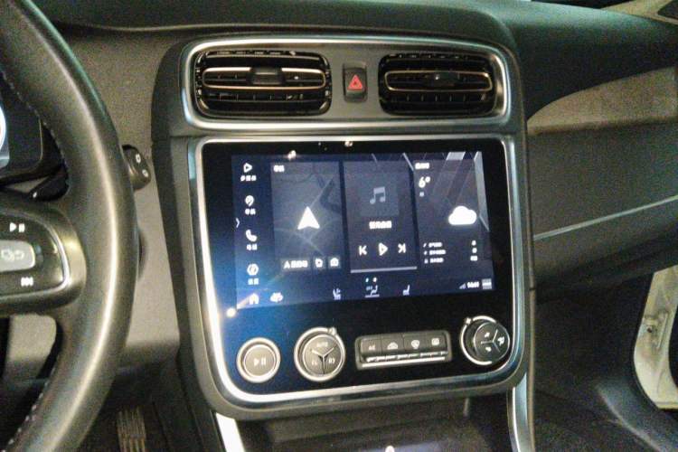 Used Lynk & Co 01 2019 2.0T Two-Wheel-Drive Pro Version China V Standard Audio And AC Panel