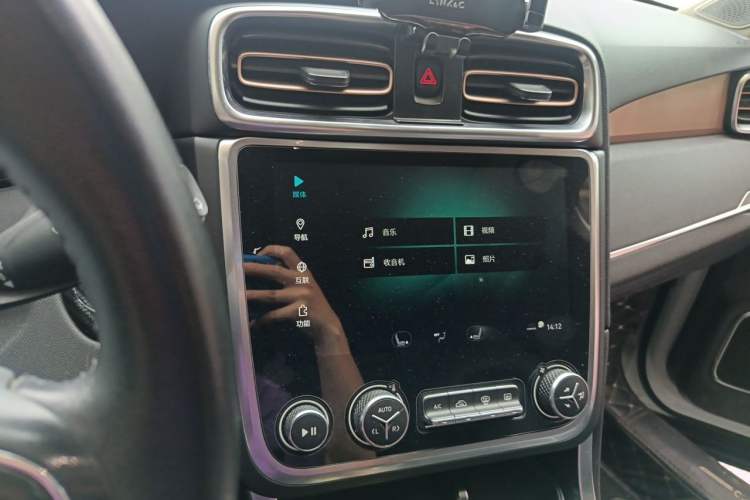 Used Lynk & Co 01 2019 2.0T Two-Wheel-Drive Pro Version China V Standard Audio And AC Panel