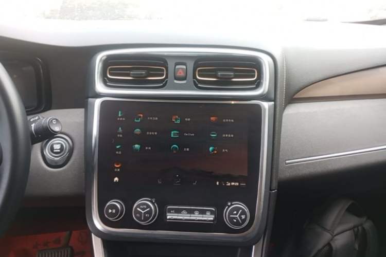 Used Lynk & Co 01 2019 2.0T Two-Wheel-Drive Pro Version China VI Standard Audio And AC Panel