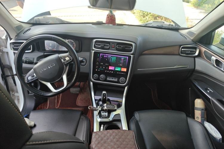 Used Lynk & Co 01 2019 2.0T Two-Wheel-Drive Pro Version China VI Standard Center Console