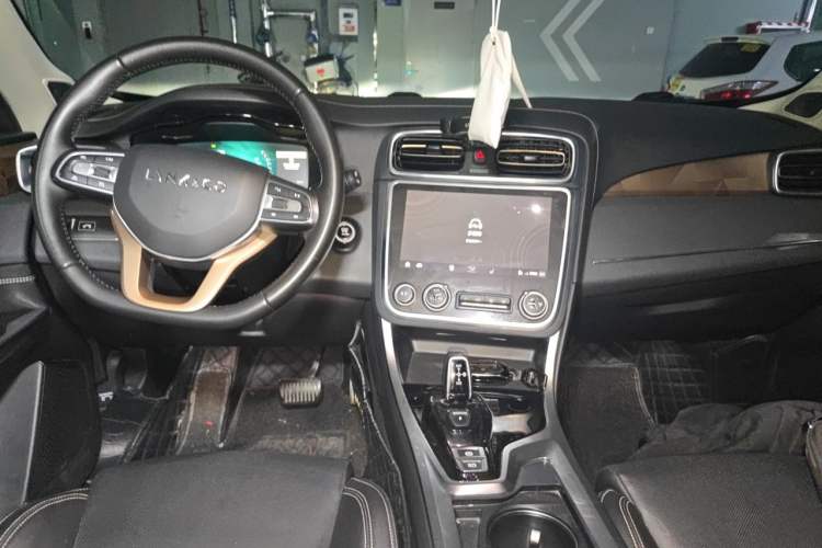 Used Lynk & Co 01 2019 2.0T Two-Wheel-Drive Pro Version China VI Standard Center Console
