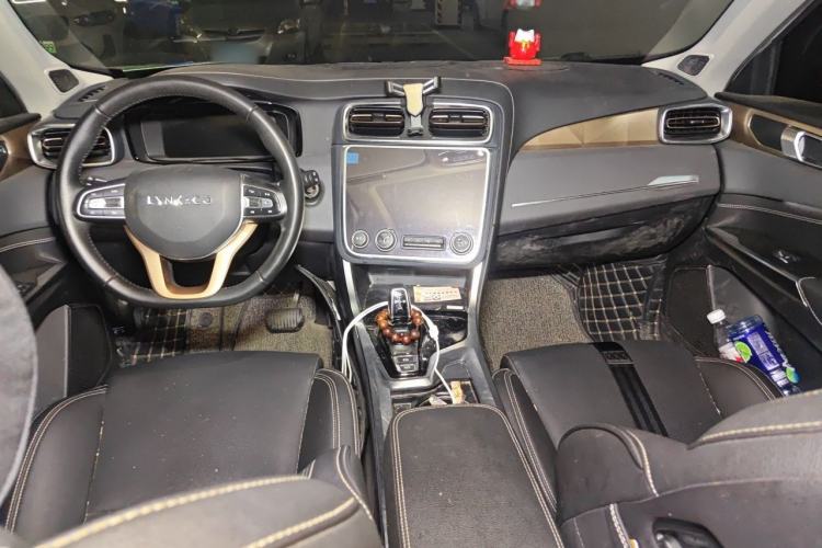 Used Lynk & Co 01 2019 2.0T Two-Wheel-Drive Pro Version China VI Standard Center Console