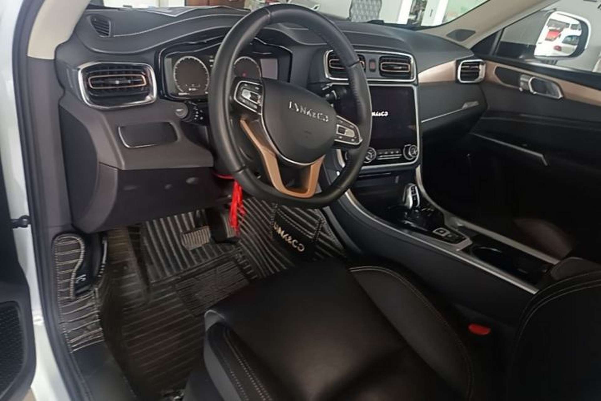 Used Lynk & Co 01 2019 2.0T Two-Wheel-Drive Pro Version China VI Standard Center Console