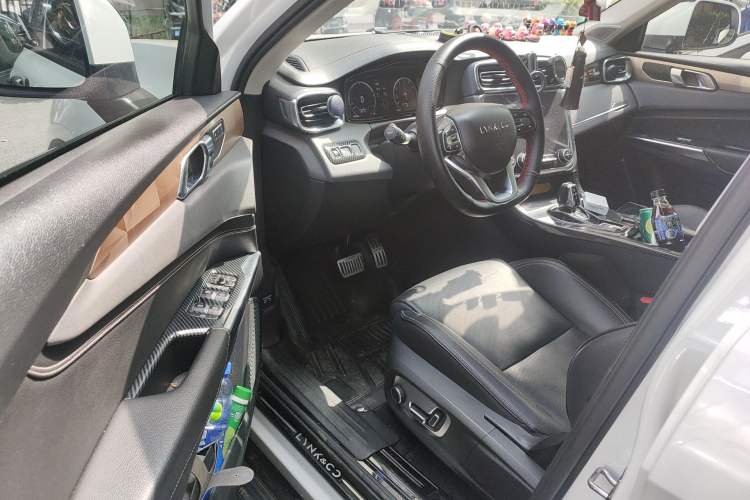 Used Lynk & Co 01 2019 2.0T Two-Wheel-Drive Pro Version China VI Standard Driver Seat