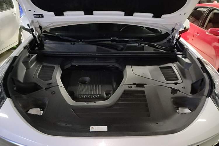 Used Lynk & Co 01 2019 2.0T Two-Wheel-Drive Pro Version China VI Standard Engine Bay