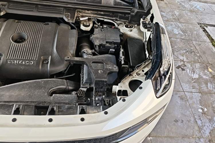 Used Lynk & Co 01 2019 2.0T Four-Wheel Drive Genie Pro Version China VI Standard Engine Bay Left