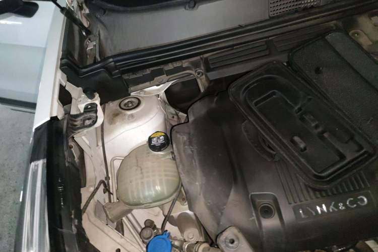Used Lynk & Co 01 2019 2.0T Two-Wheel-Drive Pro Version China VI Standard Engine Bay Right