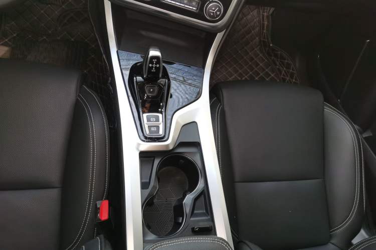 Used Lynk & Co 01 2019 2.0T Two-Wheel-Drive Pro Version China VI Standard Gear Lever