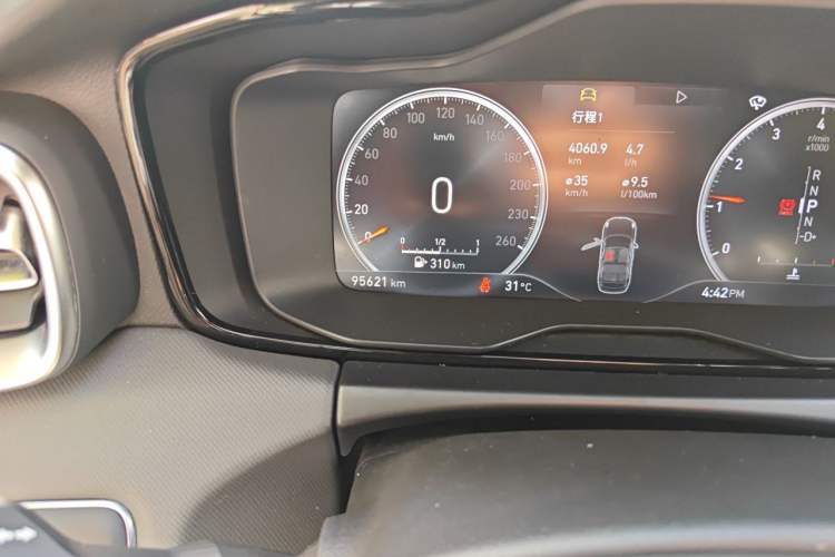 Used Lynk & Co 01 2019 2.0T Two-Wheel-Drive Pro Version China VI Standard Odometer Close Up