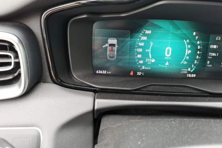 Used Lynk & Co 01 2019 2.0T Two-Wheel-Drive Pro Version China VI Standard Odometer Close Up
