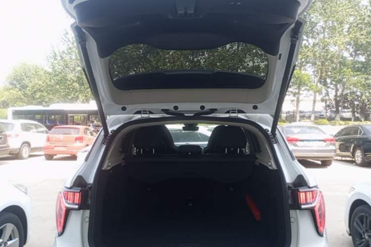 Used Lynk & Co 01 2019 2.0T Two-Wheel-Drive Pro Version China VI Standard Trunk