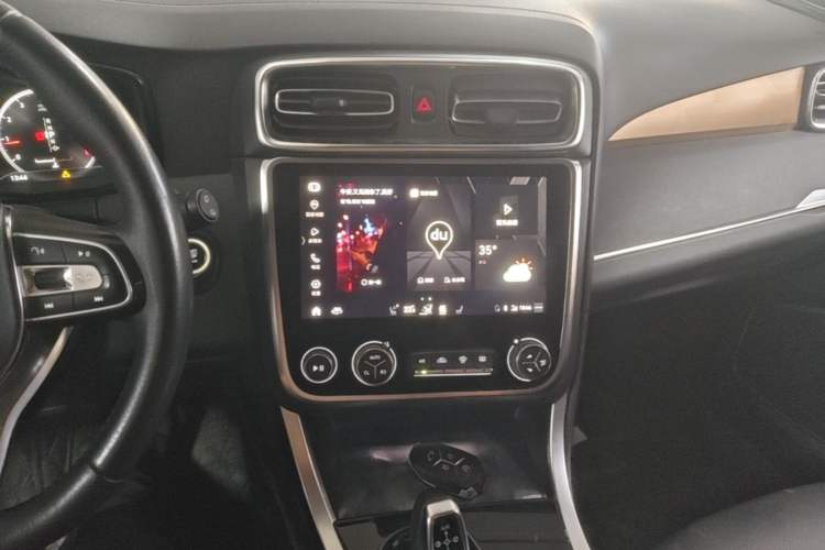 Used Lynk & Co 01 2019 2.0T Two-Wheel-Drive Pro Version China VI Standard Audio And AC Panel