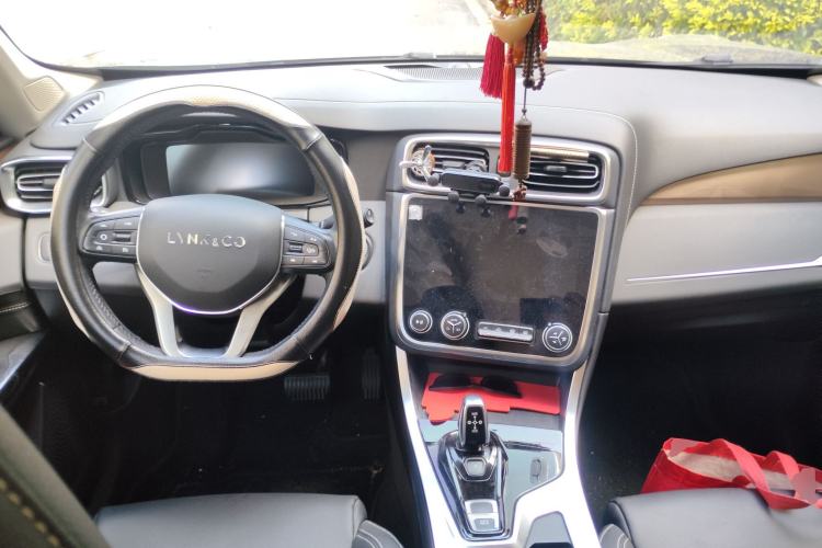 Used Lynk & Co 01 2020 2.0T Two-Wheel Drive Pure Pro Version China VI Standard Center Console