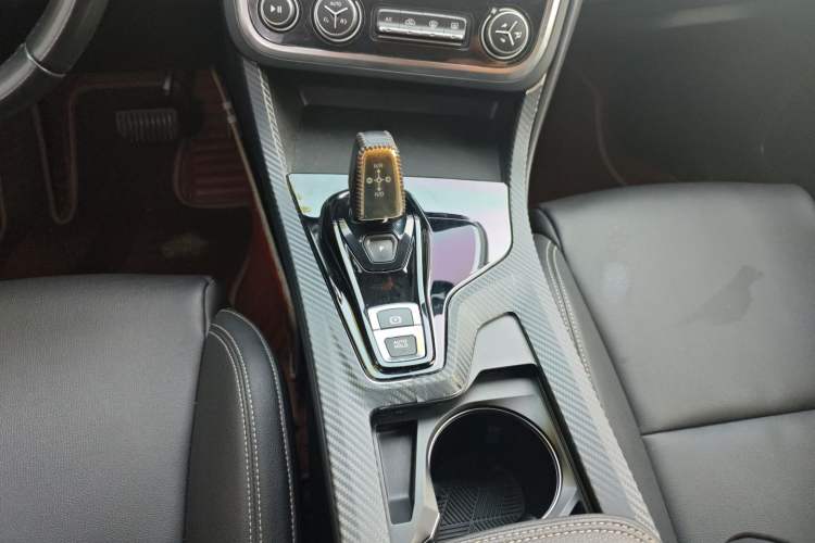 Used Lynk & Co 01 2020 2.0T Two-Wheel Drive Pure Pro Version China VI Standard Gear Lever