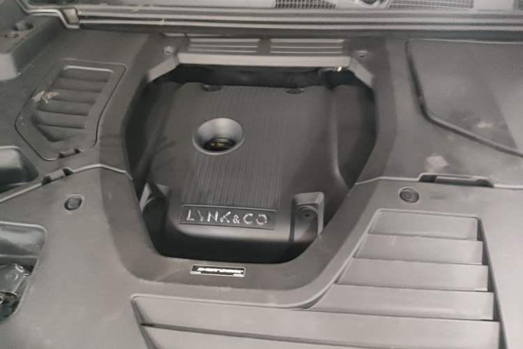Used Lynk & Co 01 2020 2.0T Two-Wheel Drive Pure Pro Version China VI Standard Engine Bay