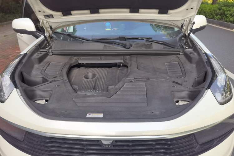 Used Lynk & Co 01 2020 2.0T Two-Wheel Drive Pure Pro Version China VI Standard Engine Bay