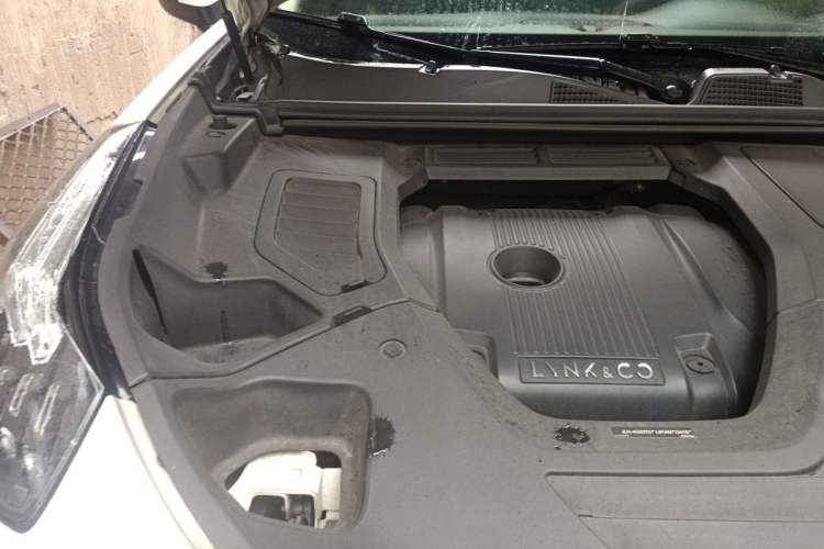 Used Lynk & Co 01 2020 2.0T Two-Wheel Drive Pure Pro Version China VI Standard Engine Bay Right