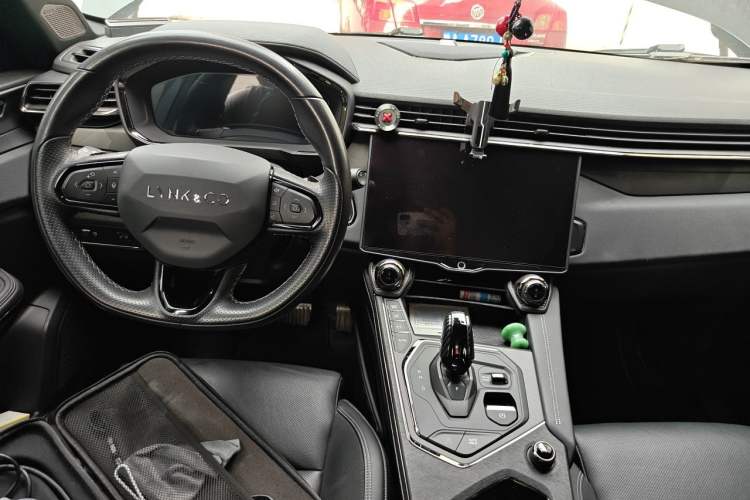 Used Lynk & Co 01 2021 2.0TD Four-Wheel Drive Dark Night Edition Center Console