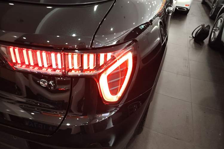 Used Lynk & Co 01 2021 2.0TD Two-Wheel-Drive Pro Trim Exterior 3