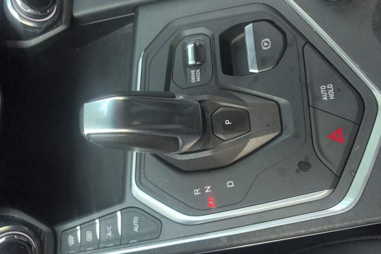 Used Lynk & Co 01 2021 2.0TD Two-Wheel-Drive Pro Trim Gear Lever