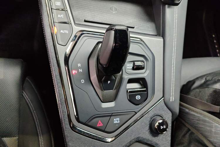 Used Lynk & Co 01 2021 2.0TD Four-Wheel Drive Dark Night Edition Gear Lever