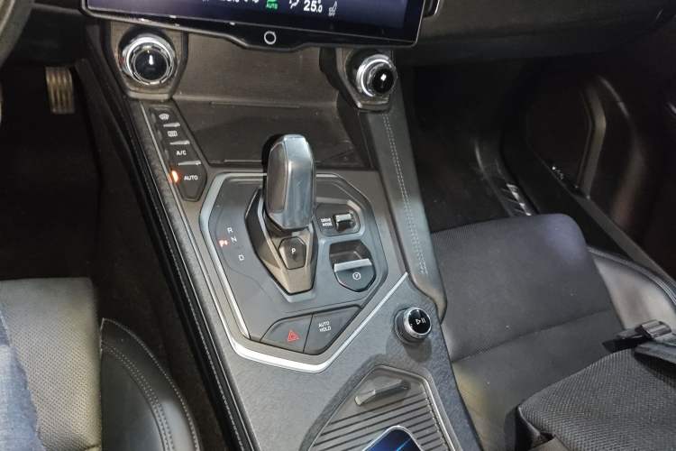 Used Lynk & Co 01 2021 2.0TD Two-Wheel-Drive Pro Trim Gear Lever