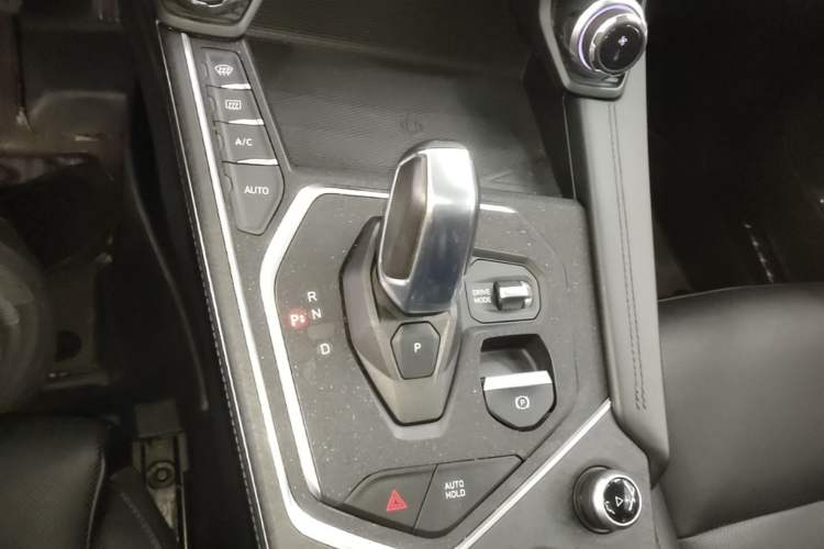 Used Lynk & Co 01 2021 2.0TD Two-Wheel-Drive Pro Trim Gear Lever