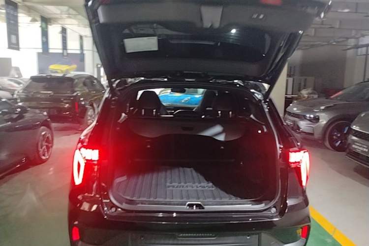 Used Lynk & Co 01 2021 2.0TD Four-Wheel Drive Dark Night Edition Trunk
