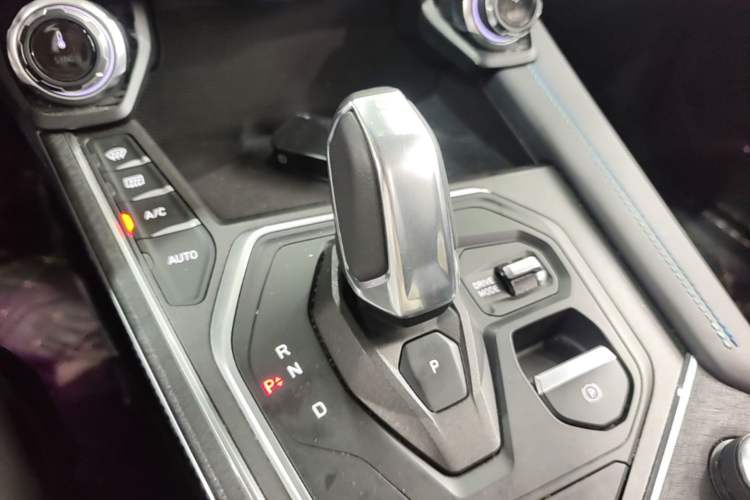 Used Lynk & Co 01 2021 2.0TD Two-Wheel-Drive Pro Trim Gear Lever