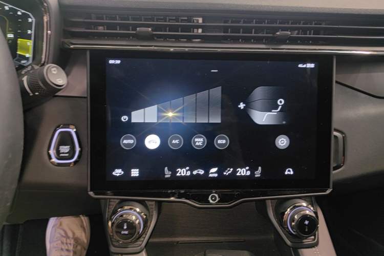 Used Lynk & Co 01 2021 2.0TD Four-Wheel Drive Dark Night Edition Audio And AC Panel