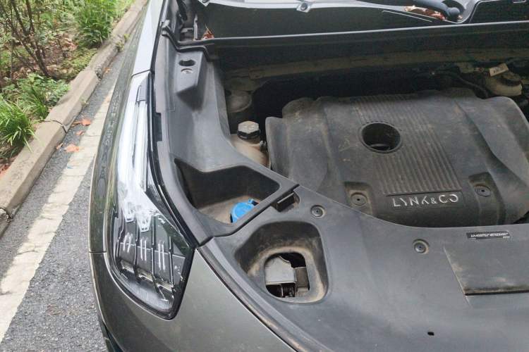 Used Lynk & Co 01 2021 2.0TD Two-Wheel-Drive Pro Trim Engine Bay Right
