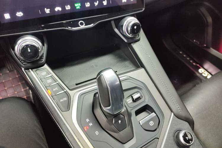 Used Lynk & Co 01 2021 2.0TD Two-Wheel-Drive Pro Trim Gear Lever