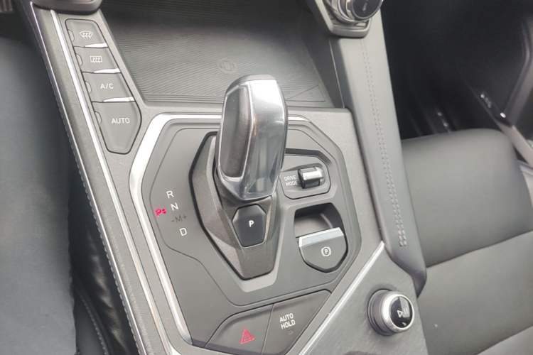 Used Lynk & Co 01 2021 2.0TD Two-Wheel-Drive Pro Trim Gear Lever