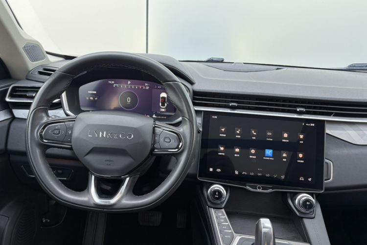 Used Lynk & Co 01 2021 2.0TD Two-Wheel-Drive Pro Trim Interior 3