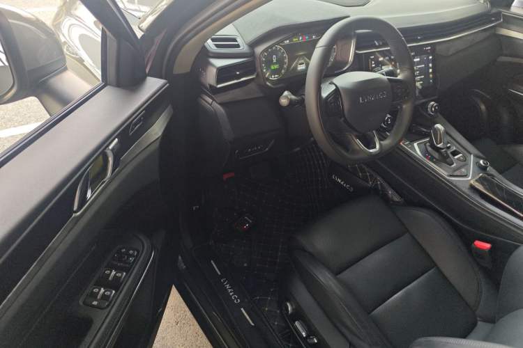 Used Lynk & Co 01 2021 2.0TD Two-Wheel-Drive Pro Trim Interior 3