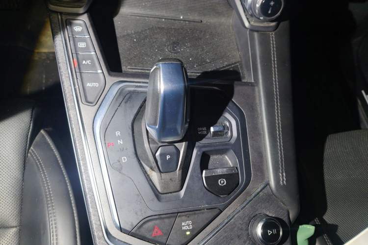Used Lynk & Co 01 2021 2.0TD Two-Wheel-Drive Pro Trim Gear Lever