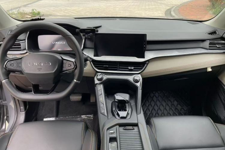 Used Lynk & Co 01 2021 2.0TD Two-Wheel-Drive Pro Trim Interior 3