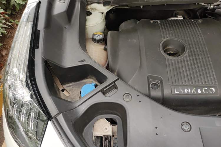 Used Lynk & Co 01 2021 2.0TD Two-Wheel-Drive Pro Trim Engine Bay Right