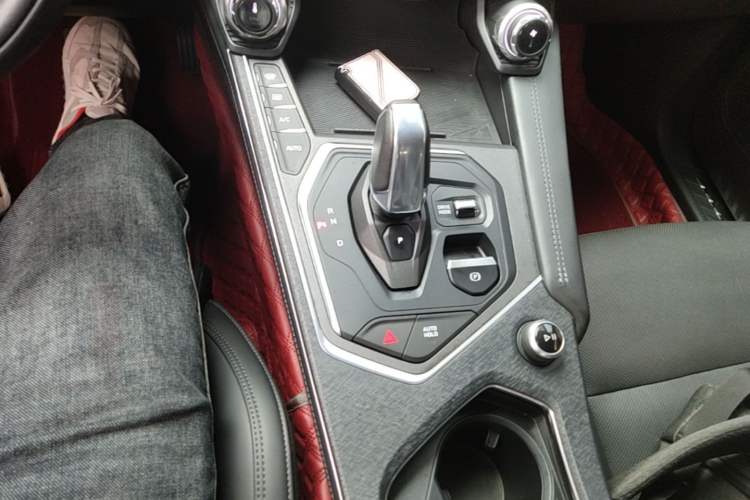 Used Lynk & Co 01 2021 2.0TD Two-Wheel-Drive Pro Trim Gear Lever
