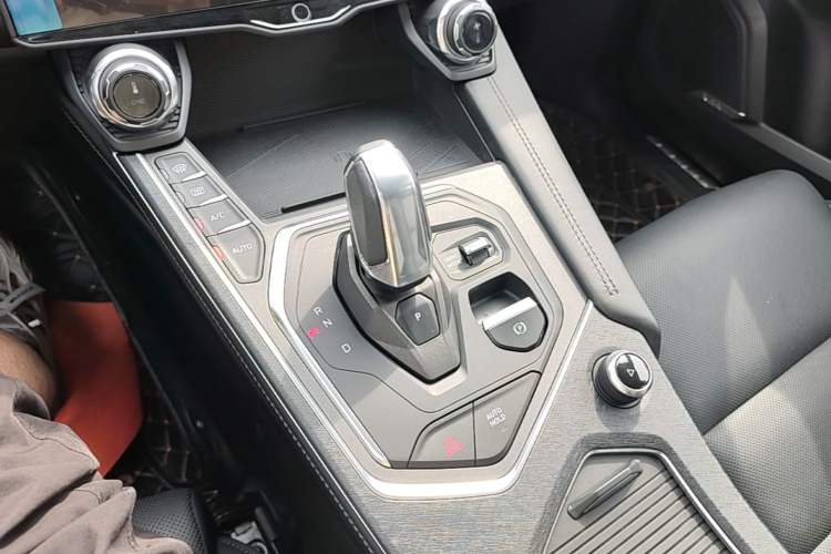 Used Lynk & Co 01 2021 2.0TD Two-Wheel-Drive Pro Trim Gear Lever