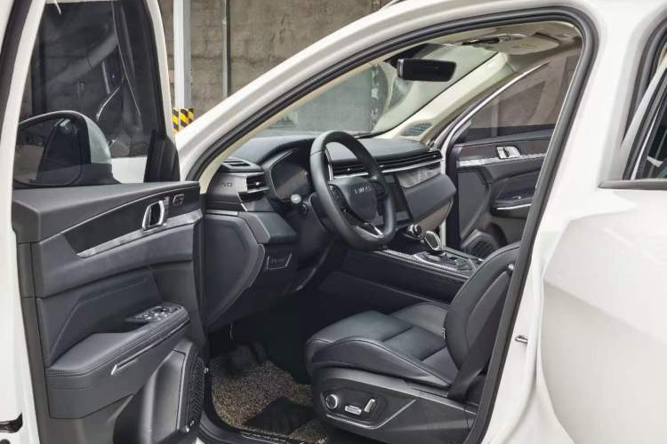 Used Lynk & Co 01 2021 2.0TD Two-Wheel-Drive Pro Trim Interior 1