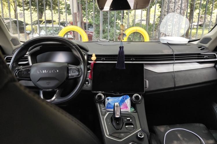 Used Lynk & Co 01  Center Console